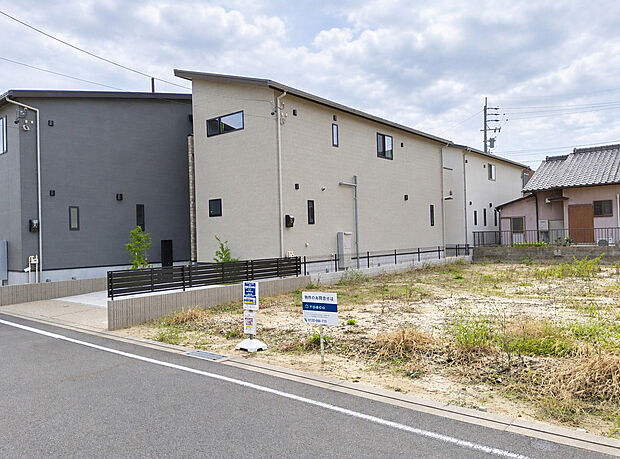 前面道路の幅員6.0m。
住宅地の中のみを通る道路です。基本的には近隣にお住まいの方が使う道で車通りは少なく安心です。