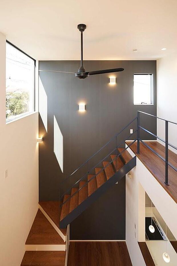 【鉄骨の階段と手摺りが開放的な空間を創り出す】TOSCO施工事例