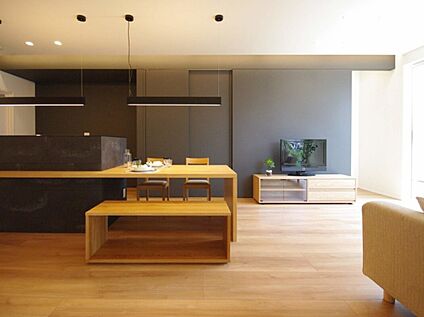 キッチンとダイニングテーブルが一体となったオシャレなＬＤＫ