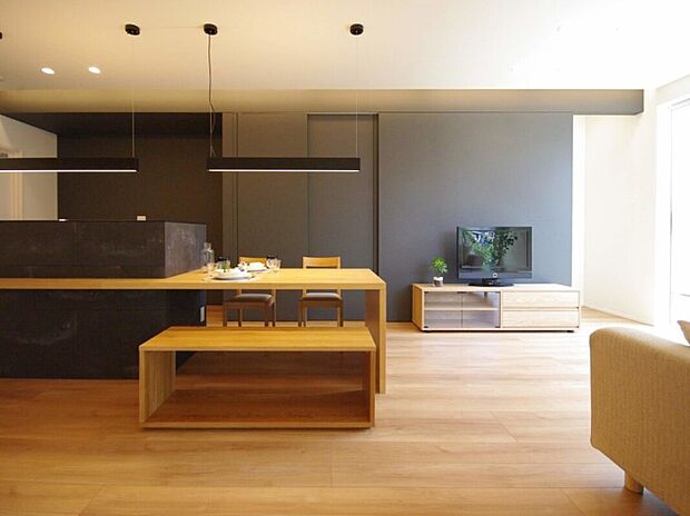 【キッチンとダイニングテーブルが一体となったオシャレなＬＤＫ】TOSCO施工事例