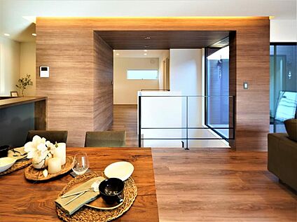 木目調のアクセントクロスが美しい！！