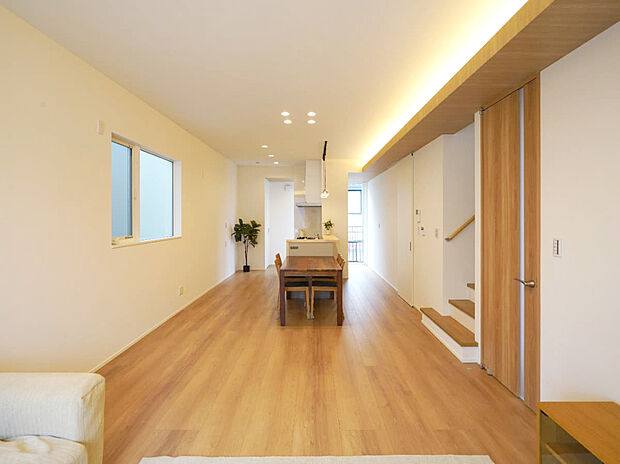 【LDK】奥行きのある約21帖の大空間LDK。
2.7mの天井高とハイサッシで風通し、採光がよく、開放感のある空間です。