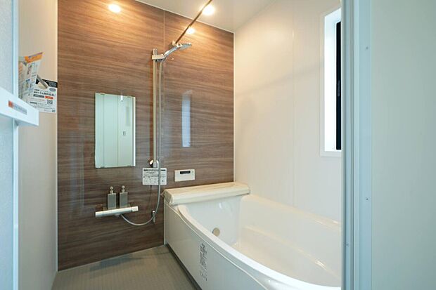 【バスルーム】浴室暖房乾燥機付き。
汚れの溜まる余計な棚を省いているため、お掃除ラクラクで見た目もすっきりしています。
冬場でも冷やっとしないフロアにパッとゴミがまとまる排水口が標準仕様なのは嬉しいですね♪