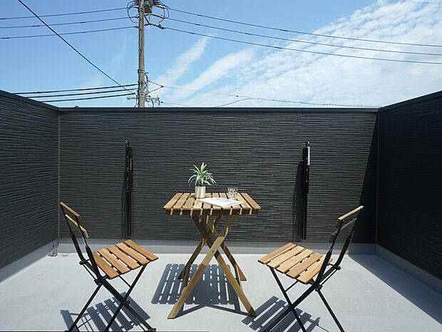 【バルコニー(イメージ)】屋外用のテーブルとチェアを置いて、室内とは違った開放的な空間を楽しむことができます。