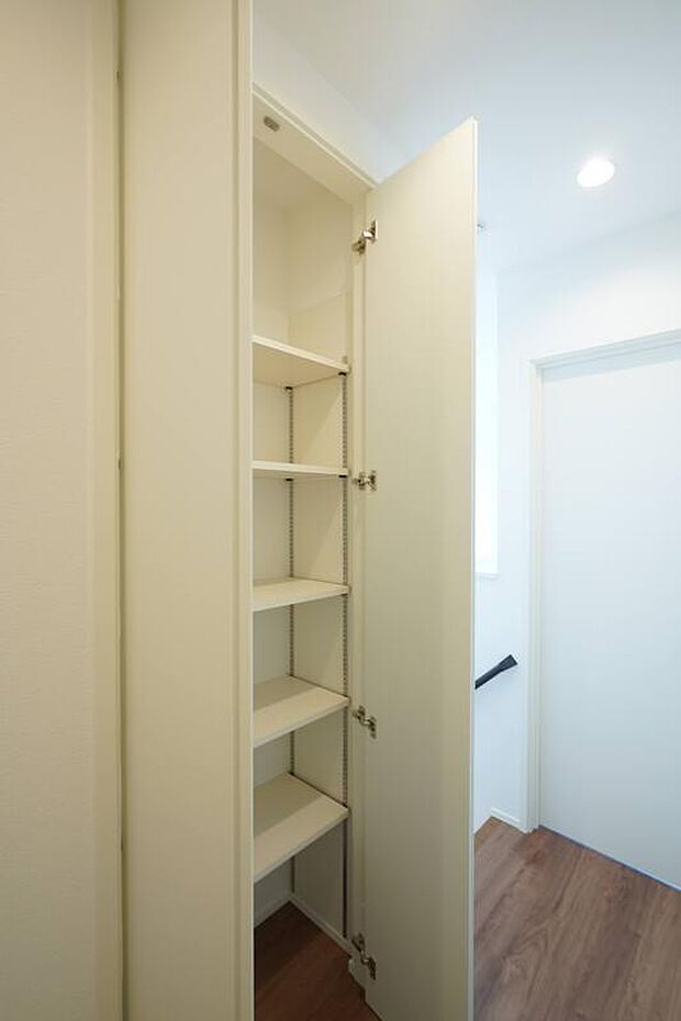 【2階収納】2階廊下中心にある収納棚です。
同じサイズがもう1つあるので、収納するもので使い分け。
細々した物や書類などを収納すると良さそうです。
収納ボックスで区切ってスッキリ収納をするのもおすすめ♪