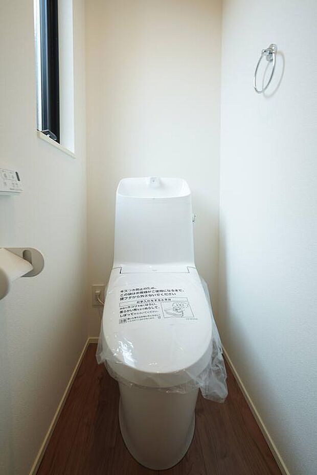 【トイレ】一階トイレは階段下の空間、グレートーンの壁に囲まれたお洒落な空間です。
シンプルで清潔感のあるデザインです。