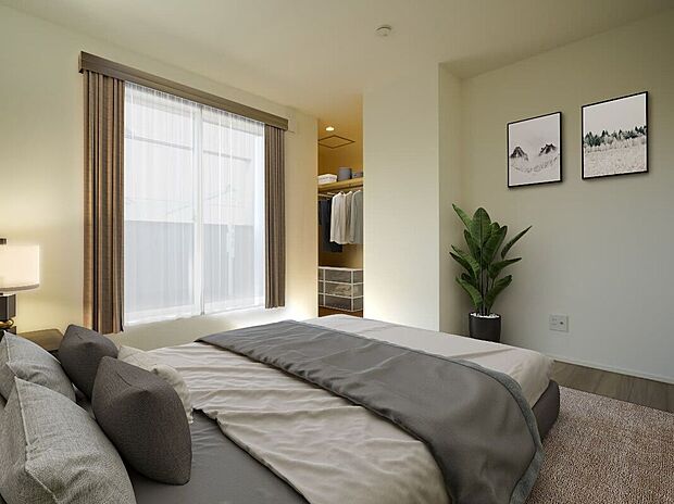 【主寝室】主寝室7帖＋ウォークインクローゼット。衣類や季節物など、大容量収納が可能。バルコニーと隣接し、生活動線も◎