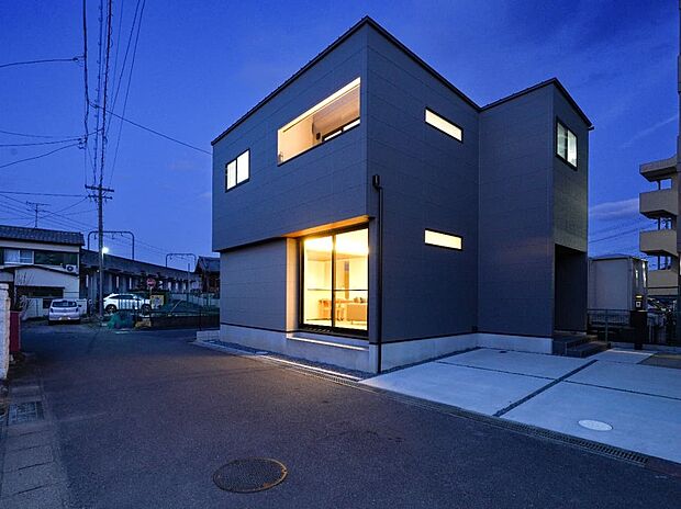 【夕景2】濃淡のツートンカラーの外壁で落ち着きと重厚感を両立。シャープな印象を引き立てるフラットデザインです。