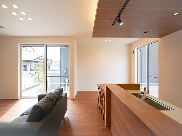 【A棟LDK】2.7mの天井高とハイサッシで風通し、採光がよく気持ちよく過ごせるリビング。