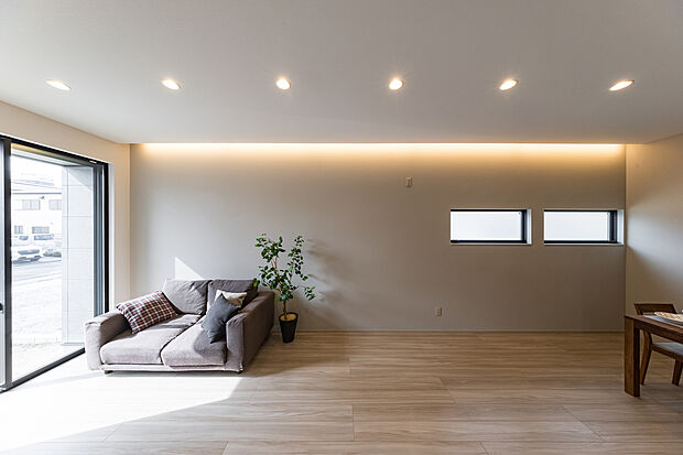 【リビング】約20帖の広々LDKは、家族が自然と集まる心地よい空間。大きな窓から光が差し込み、明るく開放感のあるリビングを演出