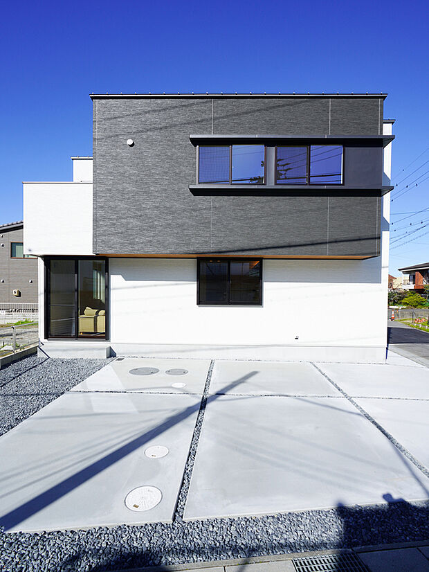 【外観】濃淡のツートンカラーの外壁で落ち着きと重厚感を両立。シャープな印象を引き立てるフラットデザインです。