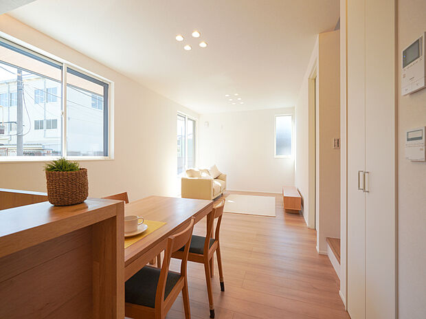 【リビングダイニング】高天井と下がり天井が生む立体的な広がり。大きな窓と視界の抜け、リビング階段がつくる圧倒的な開放感