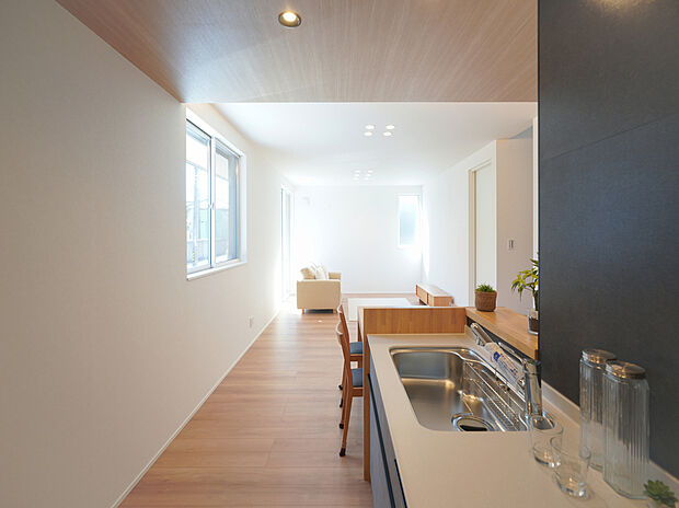 【キッチン・リビングダイニング】キッチンとダイニングを横並びに。無駄のない動線が、日常を美しく整える