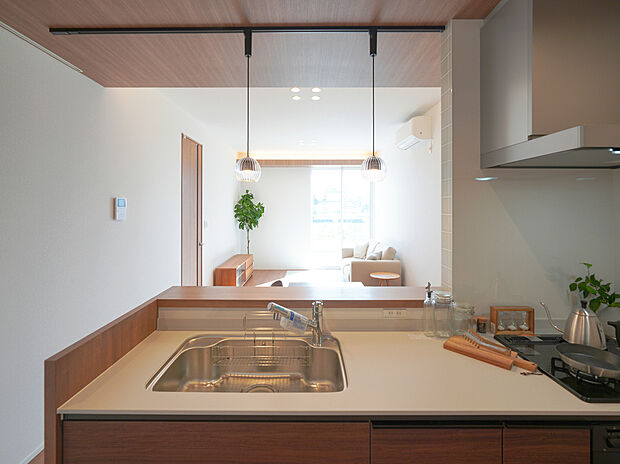 【開放感のあるモデルハウスリビング】家族と会話を楽しみながら料理ができる対面キッチン。
キッチン後ろの大型パントリーは、食品のストック以外にも利用価値大。