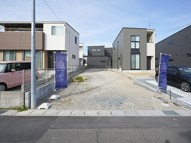 【Ａ区画】最終１区画の注文住宅用地
土地間口7.1ｍ・奥行き22.2ｍ
並列2台ラクラク駐車可能
道路幅もあり、交通量も少ないので小さいお子様がいるご家族も安心です。