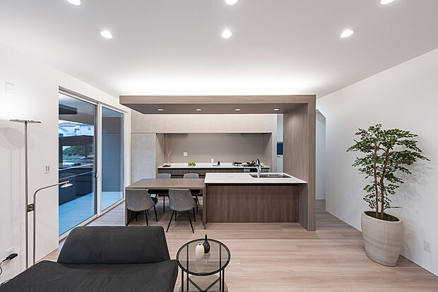 【尾張旭市平子町 モデルハウス】無駄をなくし抜群の収納力と動線を実現。
大きな窓から、たっぷりの明かりを採り込む「光が舞うリビング」
デザイン×性能×生活動線のすべて兼ね揃えたTOSCOのモデルハウスをご覧ください