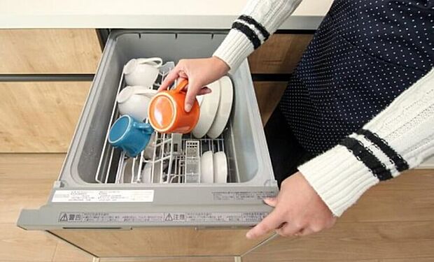 【食器洗い乾燥機】約5人分の食器を一度に洗う事ができる食器洗乾燥機は手洗いに比べて節水効果あり。高温で洗浄できるため汚れを落としやすく、小さなお子様がいるご家庭では食器の除菌もできます。洗浄だけでなく、乾燥まで済ませられるので時短にも。夕食の後は食洗機に片付けを任せて家族団らんの時間をお楽しみください。