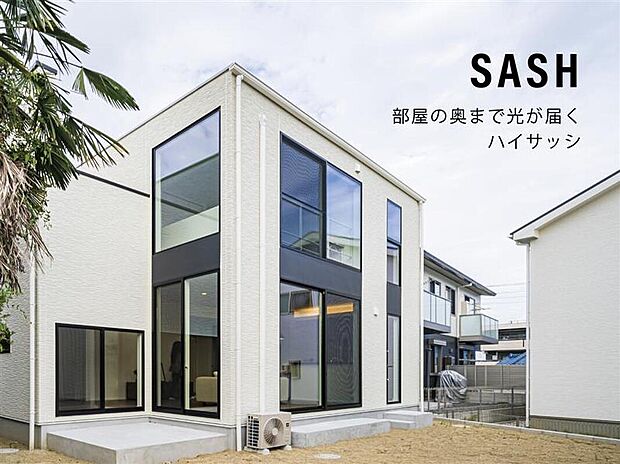 【ハイサッシ】一般的な木造住宅の標準的な天井高は2.2~2.4mですが、TOSCOでは天井高2.7mが標準仕様です。天井高に合わせて2.2mのハイサッシを採用する事で部屋の奥まで光が届きます。TOSCOの特徴である「採光性」・「開放感」・「通気性」にこだわった間取り設計を是非現地にてご体感ください!