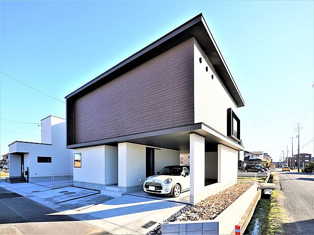 【ガレージハウス施工事例】愛車を日差しや雨から守るガレージハウス。夏は車を出して、お子様さのプール遊びなどにもぴったりです。