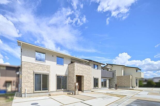 【G-STYLEアシタテラス】
コンセプトは「陽だまり」。陽の恵みを最大限に享受する、全15邸のテラスタウン。タウン内は通り抜けができないため、他人が入りづらい設計で、落ち着いた住環境です。