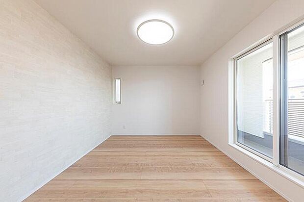 【洋室/No.1】
南向きバルコニーに面する約8.1帖の洋室。大きなベッドも配置しやすく、ご夫婦・ご家族の寝室としてもおすすめ。大容量のWICが備わっており、住空間をより有効的に使うことができます。