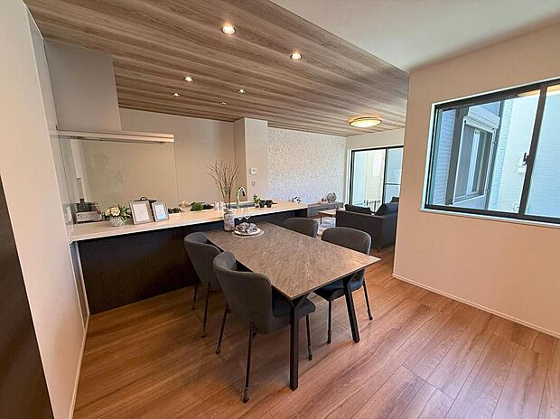 【No.1/LDK】
リビング・ダイニングを区分けして家具を配置できるL字型のLDKです。お好きなインテリアを置いて空間作りをお楽しみいただけます。