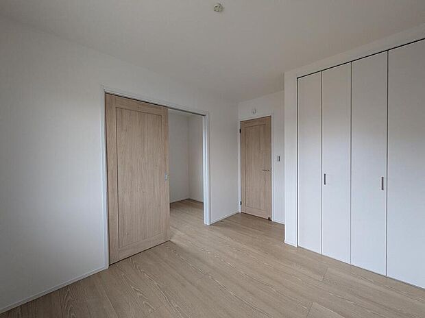 【G-style大府市北山I(No.2)/2階洋室】
2階約5.5帖洋室です。約4.0帖洋室と隣り合っており、引き戸を開放し一体利用も可能です。どちらの洋室にも出入り口があり、一人部屋としても◎