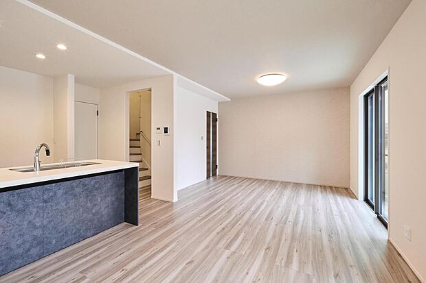 【1階約18.0帖LDK/No4】
約18.0帖の広々LDKで、ゆったりと団らんをお楽しみいただけます。リビング階段を採用しており、ご家族のコミュニケーションが円滑に◎