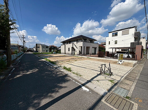 【現地土地写真】
角地を含む、全2区画!間口が広く、開放感のある区画設計です。各邸、敷地南側に庭スペースを設けており、伸びやかな暮らしが叶います。車2台並列駐車可能です。