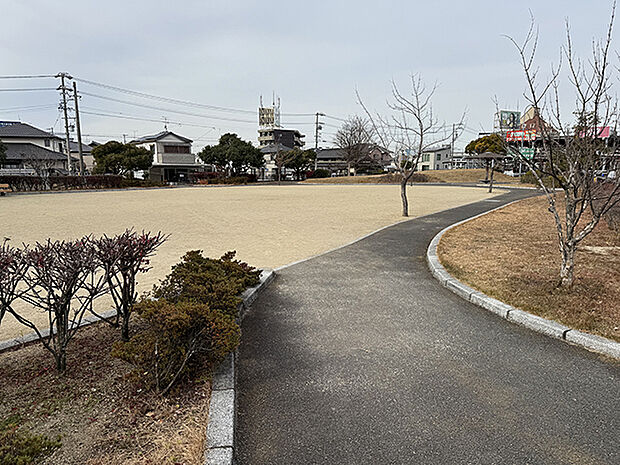 林先公園へ徒歩8分。エアポートウォーク名古屋に隣接した公園で、地域住民の憩いの場として活用されています。歩道が整備されており、散歩を楽しむことができそうです。
