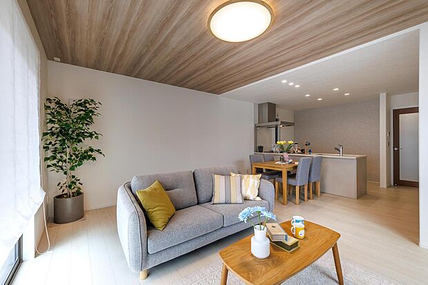 【LDK施工例】
家具を配置してもゆとりのある広さを確保。リビングからキッチンの様子が見えるので、ご家族どうしで会話が弾みやすい間取りです。床暖房付き。