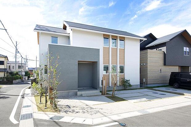 【施工例/外観】
周囲の環境に馴染む落ち着いた色合いながら、デザイン性にもこだわった外観デザイン。並列駐車できるカースペースを確保しています。