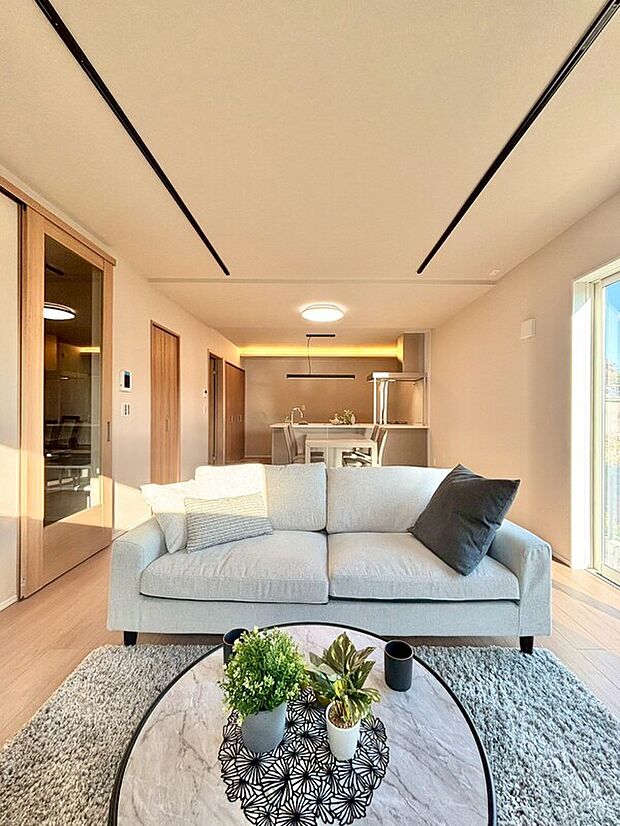 【LDK/No.3】
キッチン、ダイニング、リビングをストレートに配置した、見通しのいい開放的なLDK。中央付近にリビング収納を備えており、カバンや書類、小物類などの保管に便利です。