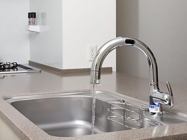 【浄水器】おいしい水が手軽に使える浄水機能付き。カートリッジ交換で手間もゴミも減らせます。さらにタッチレス機能で、手をかざすだけで出水・止水でき、調理中でも清潔に使えます。