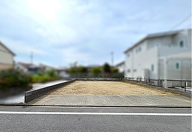 【現地写真】
名鉄犬山線「中小田井」駅まで徒歩13分。2台分のカースペース(車種による)を備えた、新築戸建が誕生！機能的な設備を多数搭載し、豊富な収納を備えた住まい。ぜひお問い合わせください。