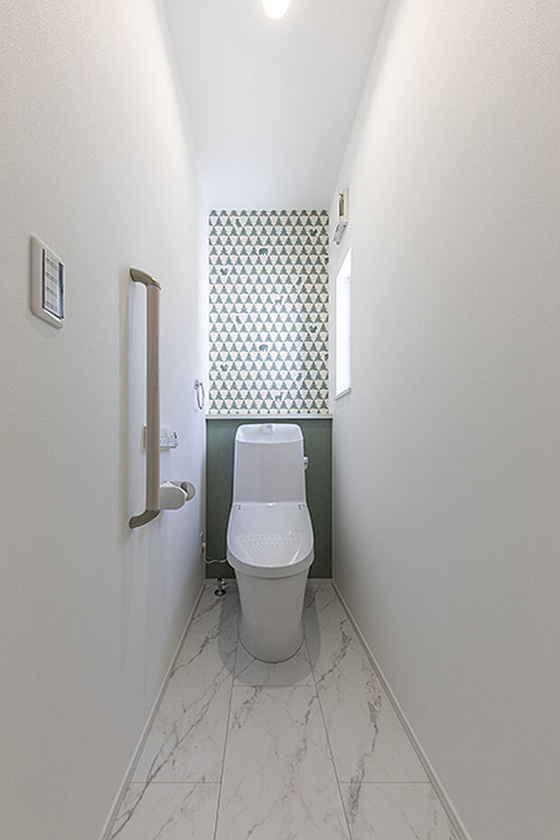 【【トイレ/No.1】】トイレは各階に設置しており、朝の忙しい時間帯でも順番待ちの心配が軽減され、来客時も気兼ねなく使用できます。遊び心の感じられるアクセントクロスを施し、明るい雰囲気のトイレに仕上げました。