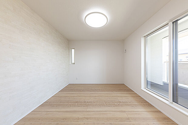 【【主寝室/No.1】】約8.1帖の広々とした洋室は主寝室におススメ！南向きのバルコニーに面しており、開放的です。床暖房を敷設しており、寒い季節も気持ちよく入眠できそうです。