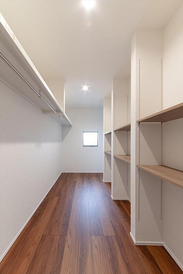 【【No.5/ファミリークローク】】ウォークインクローゼットと納戸を兼ねる大型の収納庫。居室と廊下両方からのアクセスを可能にします。
