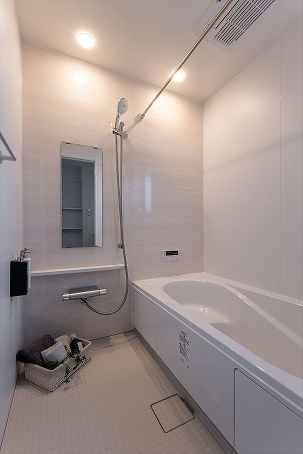 【【浴室/当社施工例】】浴室には、時間や天候を気にせず洗濯物を干すことができる浴室乾燥機を備えています。給湯器はエコジョーズを採用し、ランニングコストを抑えながら、省エネにも貢献できます。