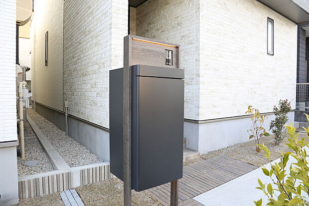 【宅配ボックス】留守、手が離せない時に便利な宅配ボックスを標準装備。
※メーカー及び仕様、形状が異なる場合があります。