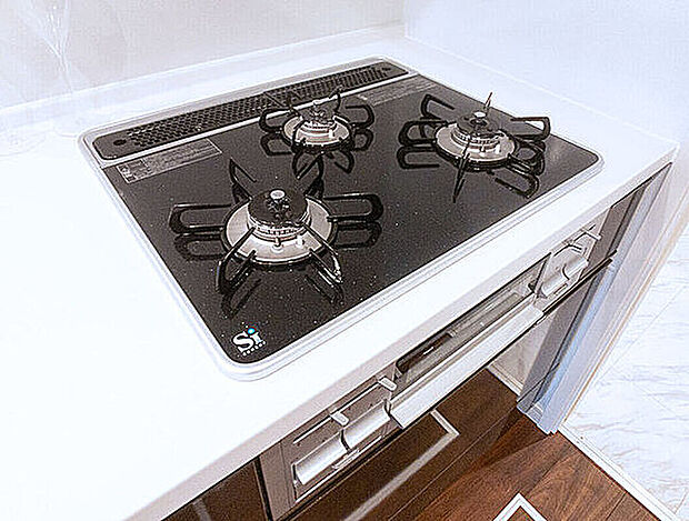 【【ガラストップコンロ】】一体感のあるシンプルなデザインと調理もお手入れも簡単なグリルがが魅力です。魚はもちろん多様なメニューが選べ、焼き加減を設定するだけ。火加減や焼き時間を自動調整します。