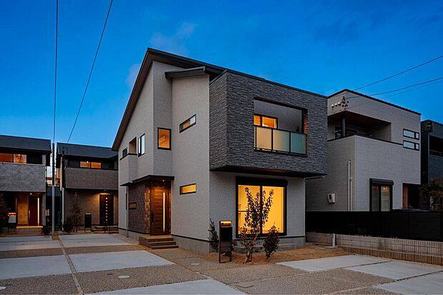 【【現地外観写真】 】全邸南向きの全4区画。床暖房や食器洗乾燥機、浴室暖房換気乾燥機など便利な室内設備が揃い、快適に暮らせる住まいです。各邸にWICなど大容量の収納を備えています。