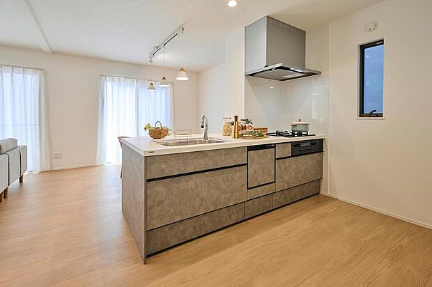 【【キッチン/No6】】空間に馴染む、フルフラットタイプのキッチンです。ワークスペースが広く、使いやすさも◎食器洗浄乾燥機やタッチレス水栓、ガラストップコンロなど、機能的な設備を搭載しています。