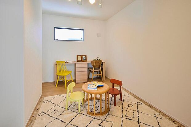 【【施工例】】LDKに隣接する約5.2帖の洋室です。扉付きのプライベート空間で、在宅ワークスペースとしても◎扉を開放し、LDKとの一体利用も可能です。