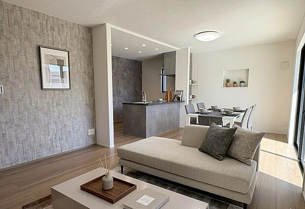 【【LDK/NO.2】】リビングとダイニングを分けて、家具の配置ができるレイアウトを採用しています。キッチンは対面式。フラットな天板で、配膳や拭き掃除などもスムーズに行えます。