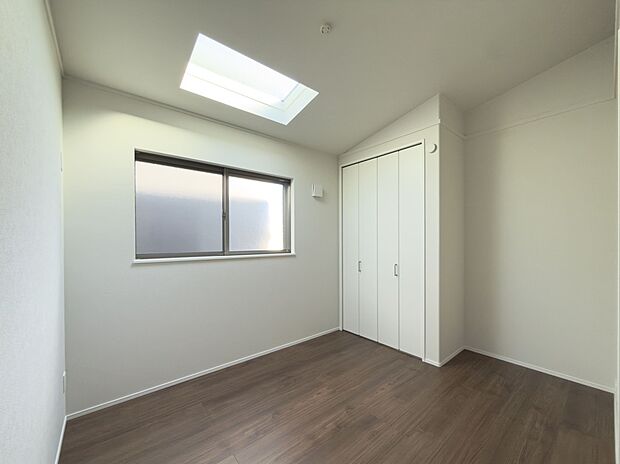 【【2階約5.0帖洋室/No1】】トップライトより自然光が注ぐ、明るい空間です。机やベッドをおいても、ゆったりとお過ごしいただける広さを確保しています。クローゼット付きです。