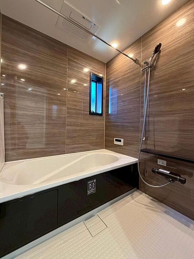 【【浴室】】浴室暖房換気乾燥機を備えた浴室です。天候や時間帯に関わらず、洗濯物を乾かすことができ、洗濯がはかどります。木目調のアクセントパネルを採用し、落ち着いた雰囲気に◎