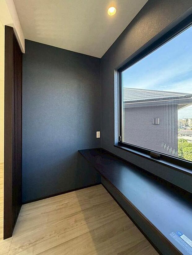 【【DEN/No2】】2階約7.8帖洋室に隣接する、約1.5帖のDEN。少し奥まったスペースで、書斎や在宅ワークスペースとしてご活用いただけます。ブラックでまとめた、スタイリッシュな空間です。