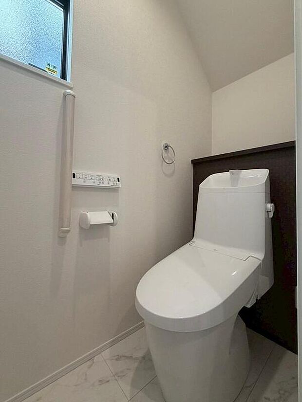 【【トイレ】】各フロアにトイレを設置しており、混み合う朝の時間帯や来客時にも気兼ねなくご使用いただけます。温水洗浄便座付きトイレで快適です。