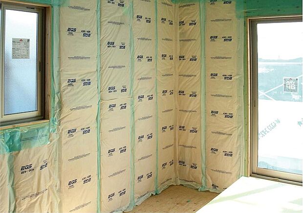 【【断熱性】】断熱等級5取得。高い気密性をもつ構造は、外からの冷気や熱気の侵入、室内からの流出を抑え、室内温度を保ちます。壁内の結露の発生も抑えます。